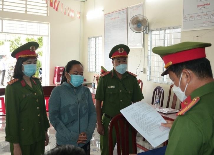 Cơ quan công an tống đạt các quyết định tố tụng đối với Lâm Thị Hoài Thu. 