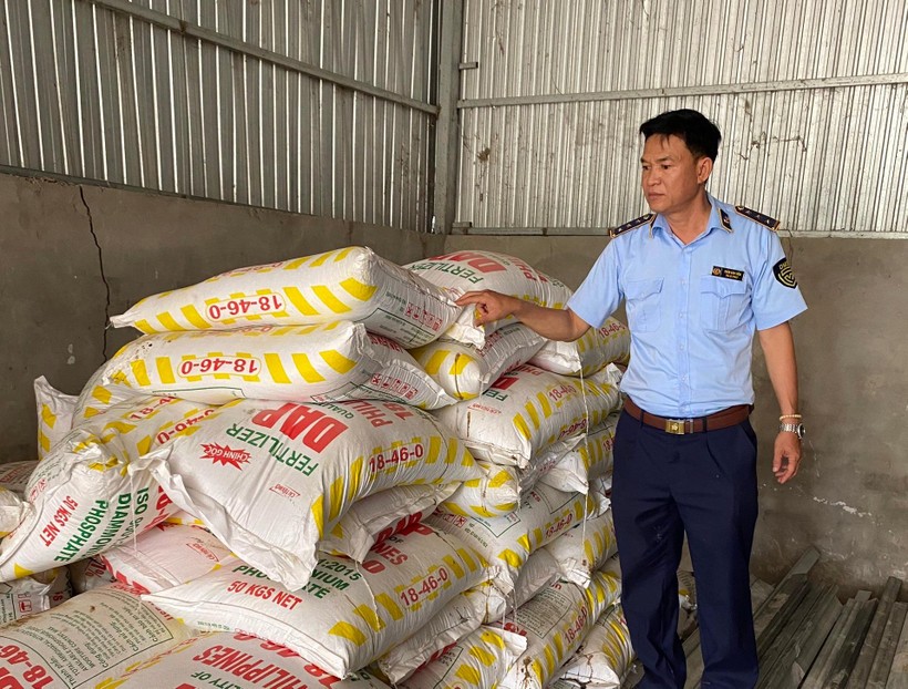 Cục QLTT tỉnh Kiên Giang phát hiện, thu giữ 2,5 tấn phân bón giả trước đó.