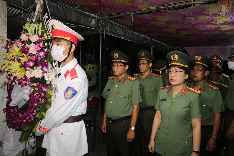 Đảng ủy Ban Giám đốc Công an tỉnh Đồng Tháp đến viếng và chia buồn cùng gia đình Đại úy Hồ Tấn Dương.