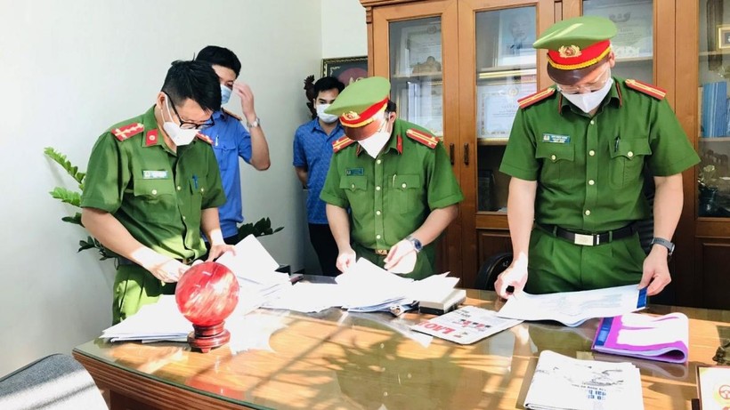 Cơ quan CSĐT Công an tỉnh Bắc Giang thi hành lệnh khám xét nơi làm việc của lãnh đạo trường Trung cấp nghề GTVT Bắc Giang.