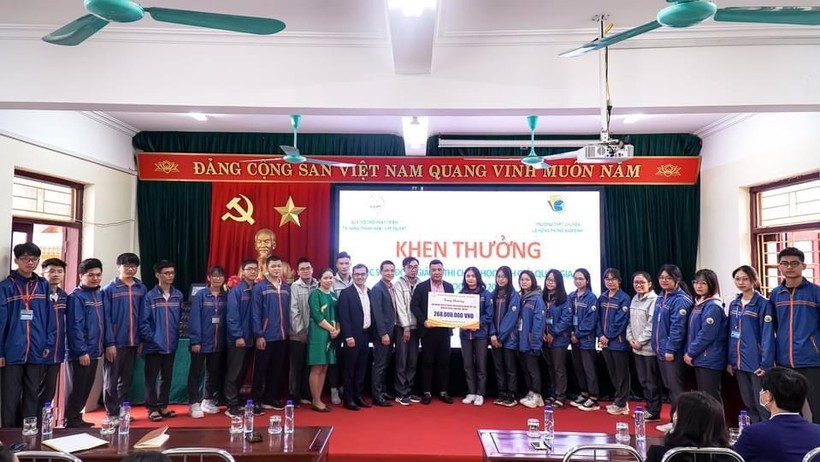 Các học sinh trường THPT Chuyên Lê Hồng Phong, Nam Định trong buổi lễ trao tặng học bổng.