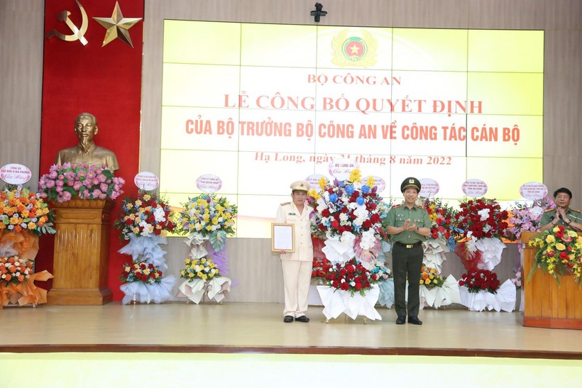 Thiếu tướng Lê Văn Tuyến, Thứ trưởng Bộ Công an trao Quyết định điều động Đại tá Đinh Văn Nơi giữ chức vụ Giám đốc Công an tỉnh Quảng Ninh.