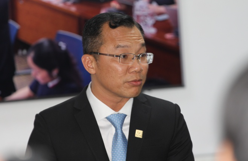 Ông Hoàng Minh Hoàn, Phó Tổng Giám đốc Phụ trách Điều hành SCB trả lời tại họp báo chiều 8/10. Ảnh: T.N.