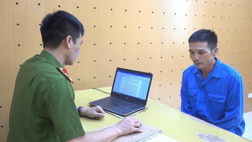 Cán bộ công an làm việc với Nguyễn Thành Trung.