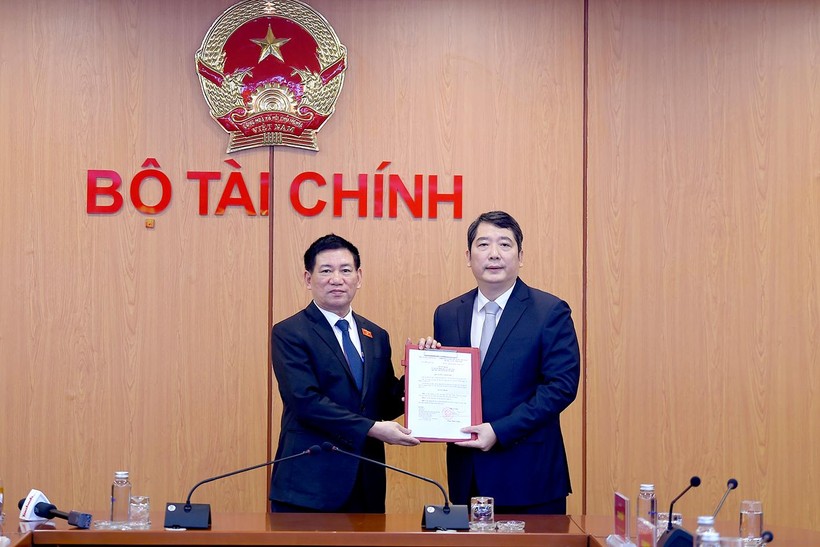 Thừa ủy quyền của Thủ tướng Chính phủ, Bộ trưởng Bộ Tài chính Hồ Đức Phớc đã trao quyết định bổ nhiệm cho ông Cao Anh Tuấn.