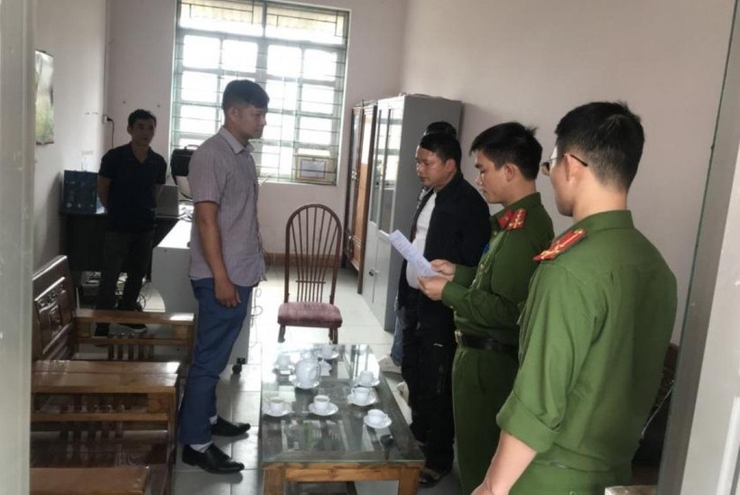 Cơ quan công an thi hành các quyết định tố tụng với nguyên Phó Giám đốc Văn phòng đăng ký đất đai huyện Thạch An Nông Văn Hoành.