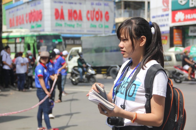 Nhà báo Phạm Thị Anh trong một chuyến tác nghiệp.