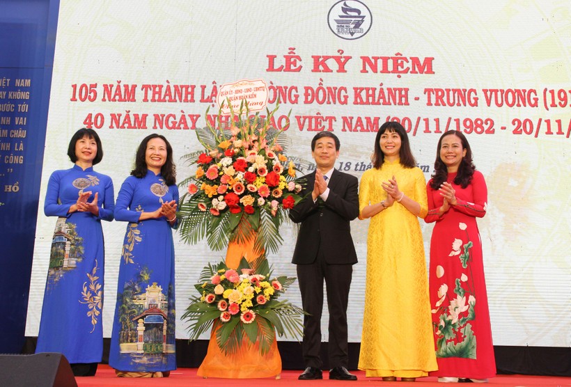 Lãnh đạo quận Hoàn Kiếm tặng hoa chúc mừng 105 năm thành lập Trường THCS Trưng Vương.