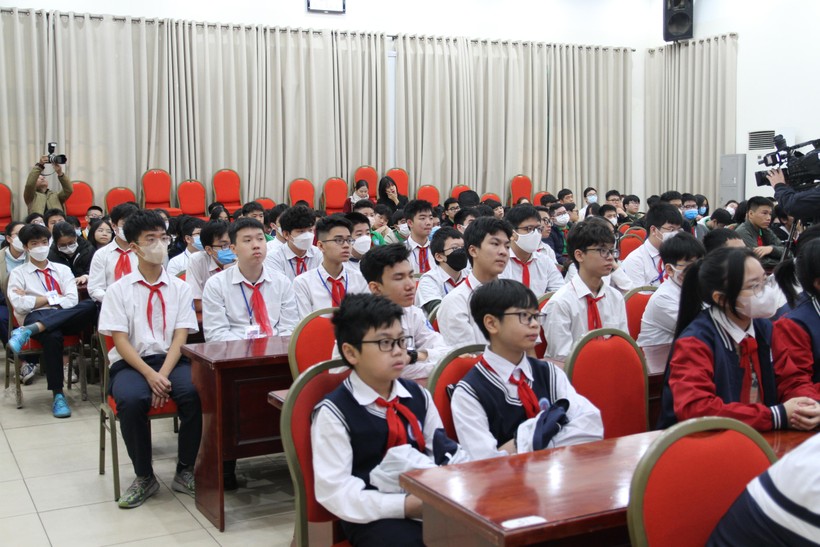 Đông đảo học sinh Trường THCS Trưng Vương tham gia buổi giao lưu.