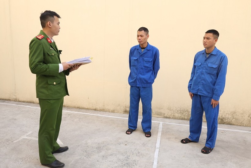 Công an huyện Nam Sách làm việc Nguyễn Hoàng Quân (trái) và Trương Văn Doanh (phải).