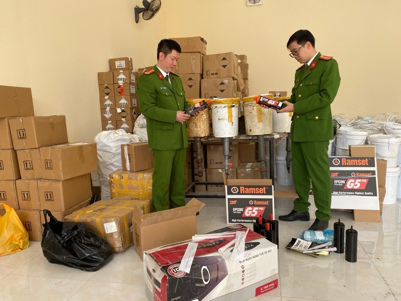 Cơ quan công an kiểm tra một kho hàng của Lương Biên Cương.