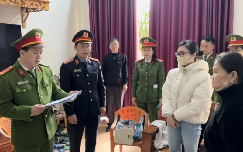 Cơ quan công an thi hành các quyết định tố tụng đối với Nguyễn Hà Linh (áo trắng).