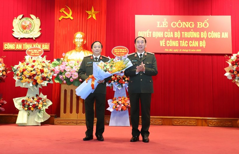 Thượng tướng Trần Quốc Tỏ tặng hoa chúc mừng Đại tá Đặng Hồng Đức được điều động đến nhận công tác và giữ chức vụ Chánh văn phòng Bộ Công an.