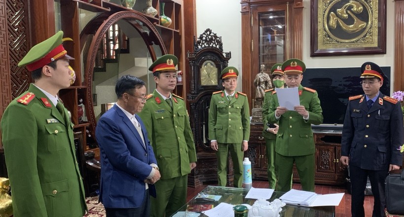  Cơ quan công an thi hành lệnh bắt tạm giam ông Trương Minh Hiến.