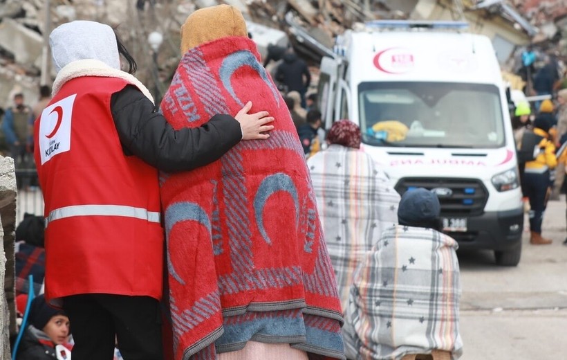 Hội Chữ thập đỏ và Trăng lưỡi liềm đỏ quốc tế hỗ trợ người bị ảnh hưởng bởi động đất tại Thổ Nhĩ Kỳ. Ảnh: IFRC
