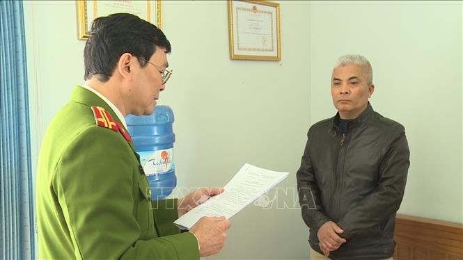 Cơ quan công an thi hành các quyết định tố tụng đối với Nguyễn Trung Hải. Ảnh: TTXVN.
