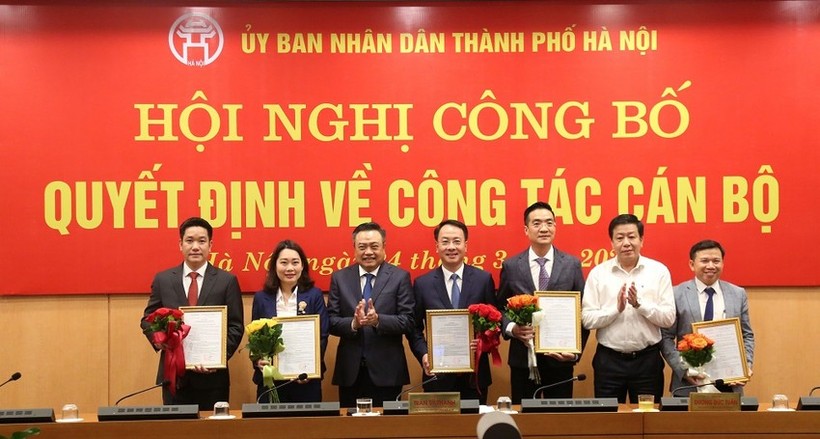 Chủ tịch UBND TP. Hà Nội Trần Sỹ Thanh trao các quyết định bổ nhiệm nhân sự.
