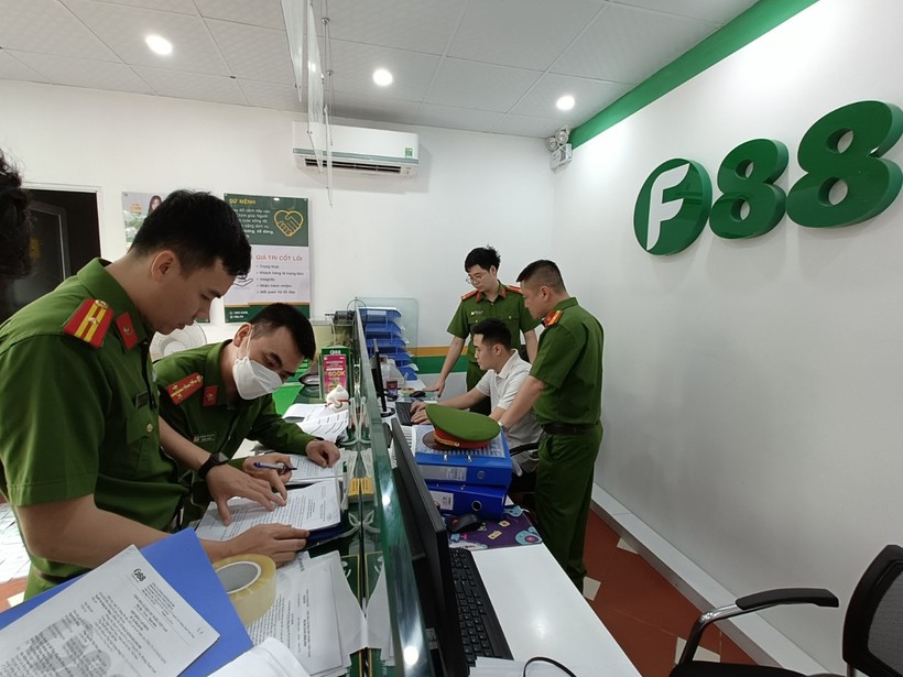 Lực lượng chức năng kiểm tra điểm kinh doanh của F88 tại Bắc Giang.