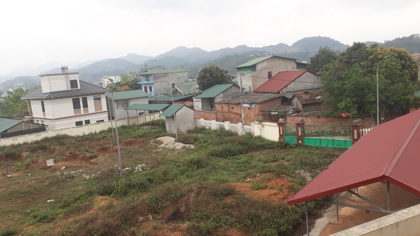 Hiện trạng ngổn ngang tại diện tích đất để thực hiện dự án Trung tâm Bảo trợ xã hội tỉnh Cao Bằng. 