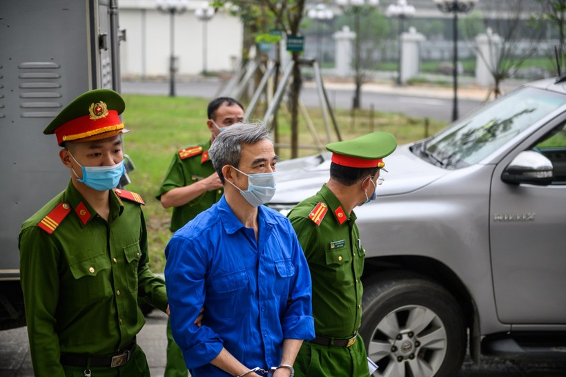 Bị cáo Nguyễn Quang Tuấn được dẫn giải đến phiên tòa xét xử.
