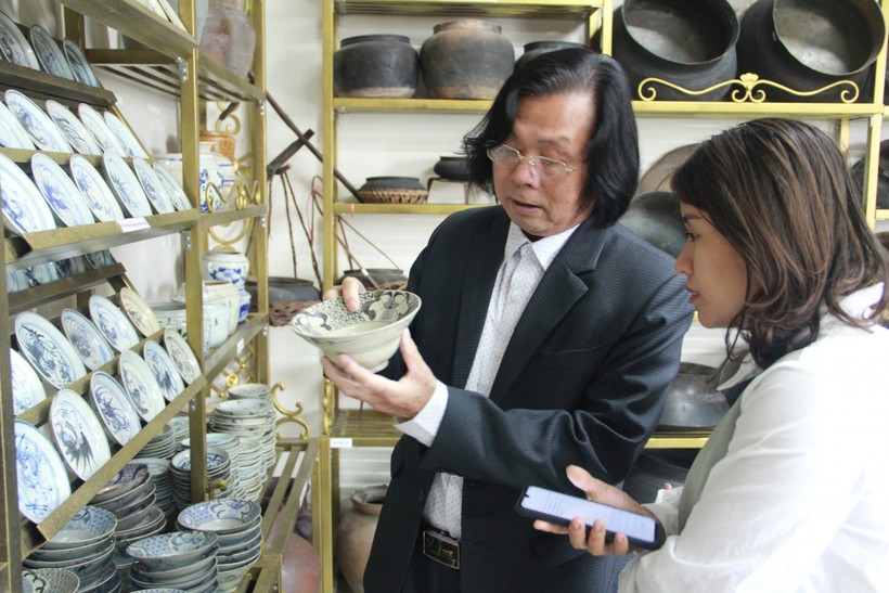 Tiến sĩ Nguyễn Quang Cương giới thiệu các hiện vật trong bảo tàng.
