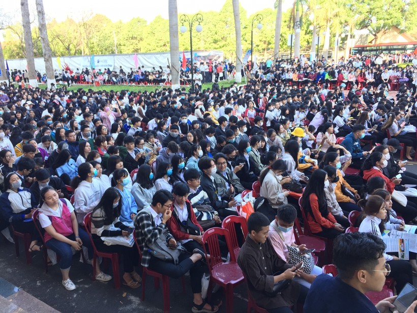 Học sinh và phụ huynh tham dự ngày Hội tư vấn tuyển sinh, hướng nghiệp 2021 tại Đắk Lắk.