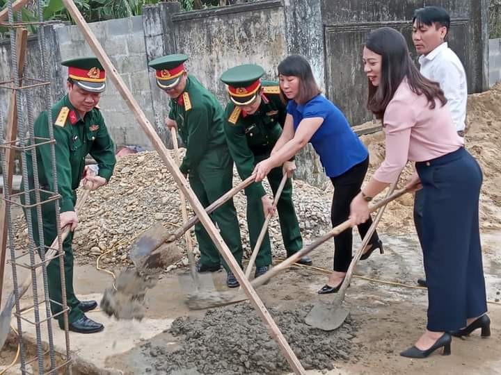 CBCS Bộ Chỉ huy quán sự huyện cùng các đoàn thể góp thêm ngày công xây dựng nhà tình nghĩa cho bà Hồ Thị Lài.