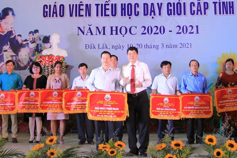 Giám đốc sở GD-ĐT Phạm Đăng Khoa trao Cờ toàn đoàn cho các tập thể xuất sắc.