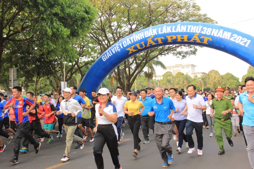 Các đại biểu và đông đảo nhân dân tham gia hưởng ứng Ngày chạy Olympic vì sức khỏe toàn dân.