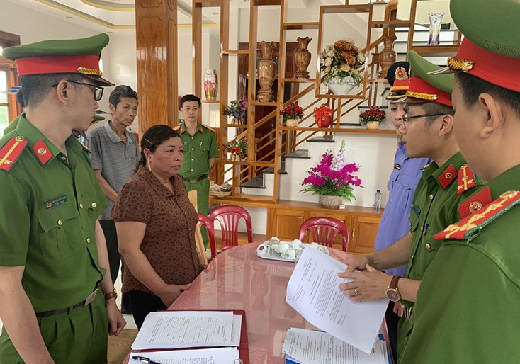 Cơ quan công an công bố Quyết định khởi tố bị can Nguyễn Thị Vân, Giám đốc Hợp tác xã sản xuất và kinh doanh nón lá Mỹ Trạch.