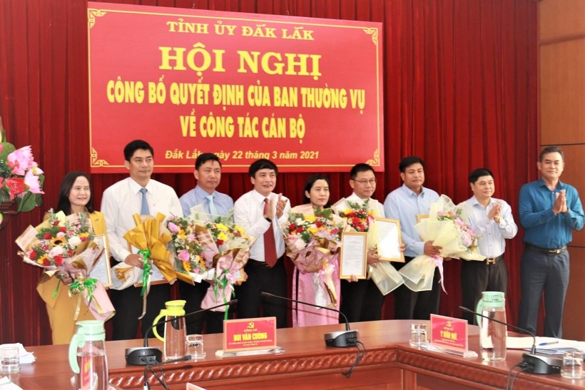 Ban Thường vụ Tỉnh ủy Đắk Lắk trao các quyết định điều động, bổ nhiệm cán bộ giữ chức vụ chủ chốt tại đơn vị, địa phương
