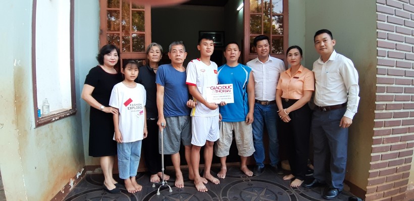 Đại diện Báo GD&TĐ, Sở GD&ĐT, trường THPT Lê Quý Đôn tặng quà, tiền hỗ trợ Thịnh đi chữa bệnh ở TP. Hồ Chí Minh.