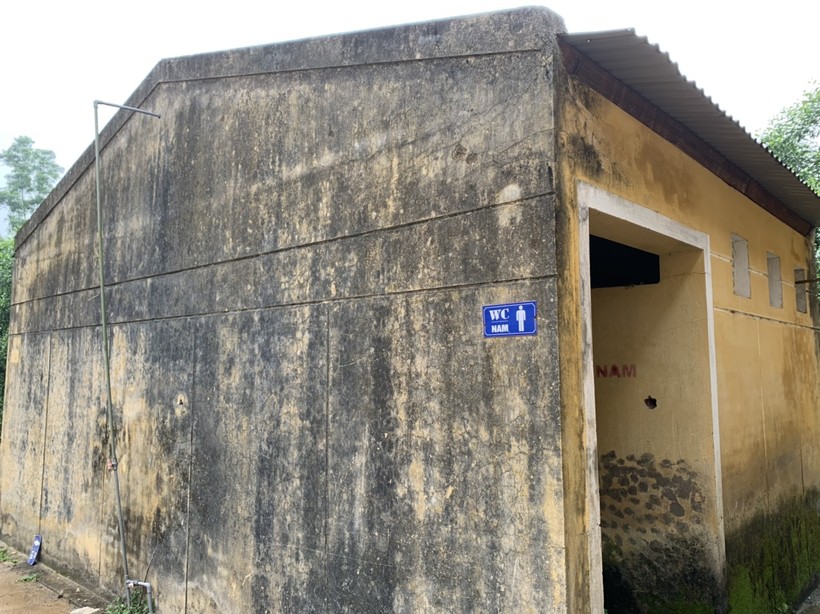 Khu nhà vệ sinh ở Trường Tiểu học và THCS xã  Hóa Phúc đã xuống cấp.