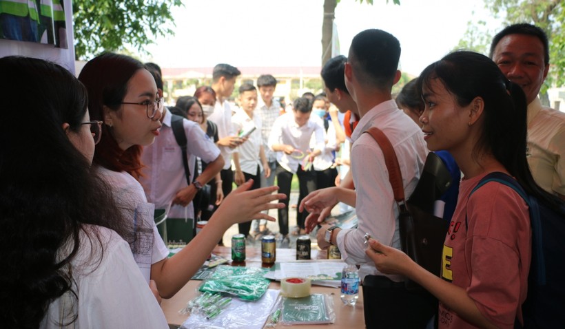 Học sinh các trường THPT tỉnh Thừa Thiên Huế tham gia trải nghiệm, thực tế về môi trường học tập, nghiên cứu tại Khoa Cơ khí và Công nghệ Trường Đại học Nông lâm – Đại học Huế