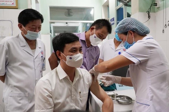 Giám đốc Sở Y tế Nguyễn Đức Cường là người được tiêm vắc xin đầu tiên tại Quảng Bình.