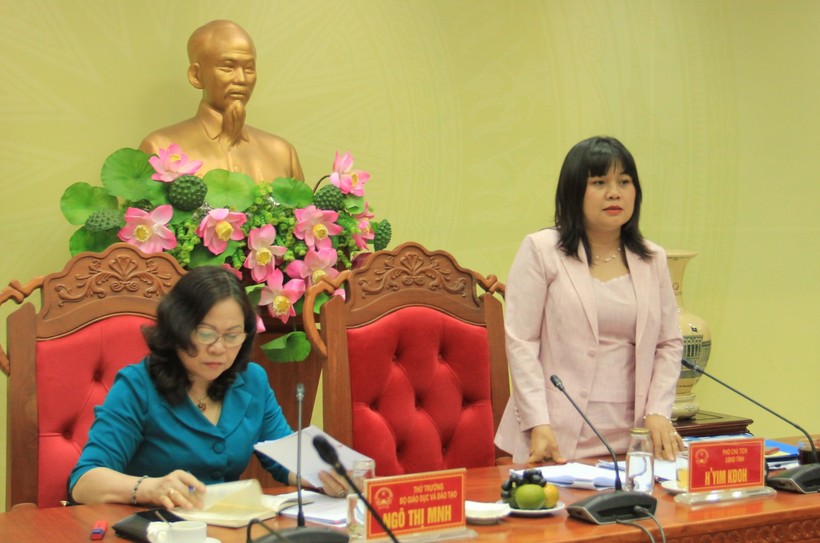 Phó Chủ tịch UBND tỉnh H’ Yim Kđoh phát biểu tại buổi làm việc. 