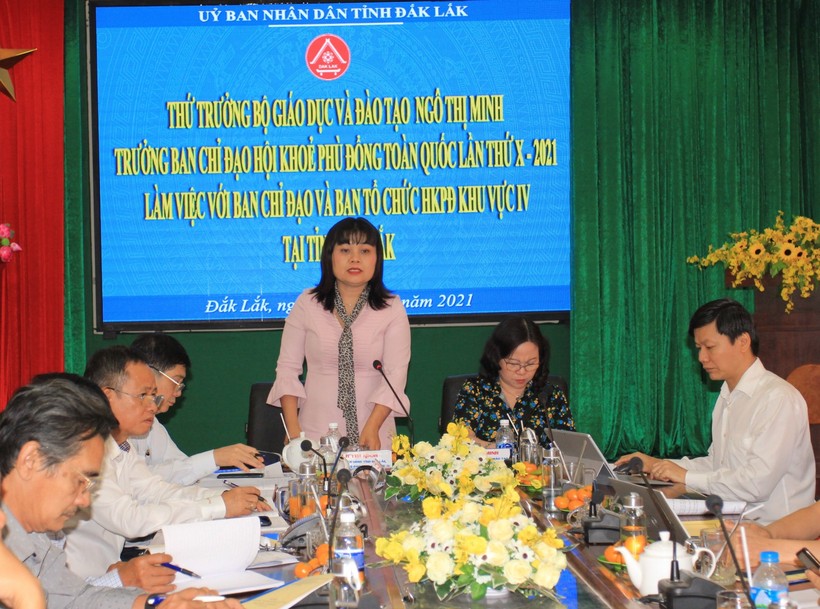 Bà H’ Yim Kđoh, Phó Chủ tịch UBND tỉnh, Trưởng Ban Chỉ đạo HKPĐ Khu vực IV báo cáo với Thứ trưởng và đoàn công tác của Bộ GD&ĐT về công tác chuẩn bị tổ chức Hội khỏe Phù Đổng.