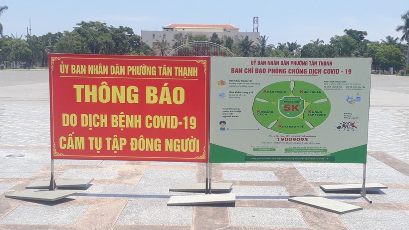 Thực hiện quyết định của UBND tỉnh, tại Quảng trường 24/3 của tỉnh Quảng Nam cũng được lắp đặt biển cấm tập trung đông người