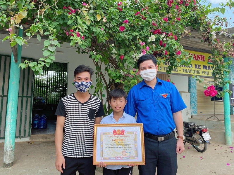 Tỉnh Đoàn Quảng Bình tặng Bằng khen em học sinh dũng cảm.