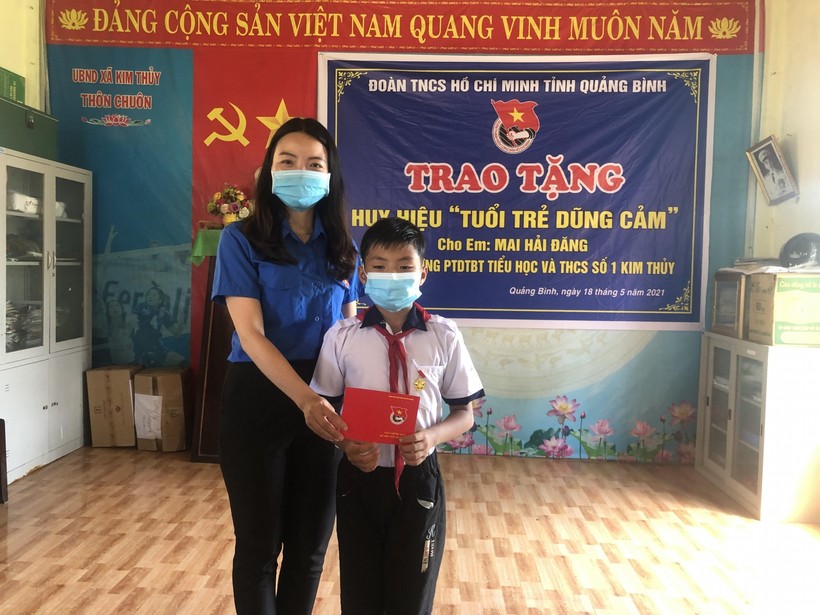 Phó Bí thư Tỉnh đoàn Quảng Bình  Lê Thị Ngọc Hà trao Huy hiệu “Tuổi trẻ dũng cảm” cho em Đăng