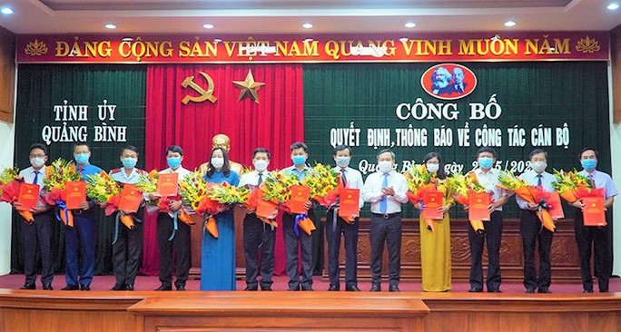 Ông Vũ Đại Thắng - Bí thư Tỉnh ủy Quảng Bình - trao quyết định và tặng hoa chúc mừng 12 cán bộ được điều động, bổ nhiệm