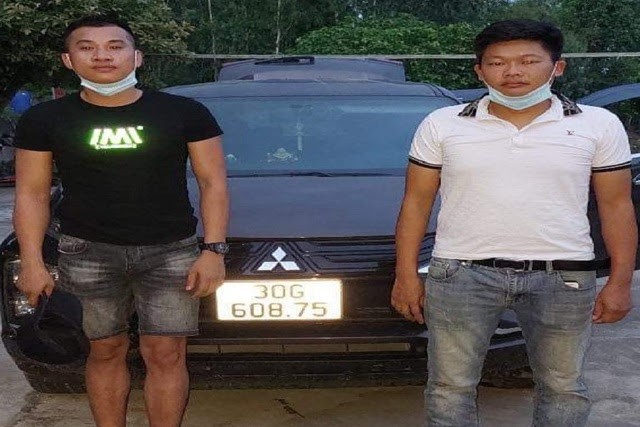 Hai đối tượng Nguyễn Duy Cường (36 tuổi) và Nguyễn Duy Đông cùng chiếc xe tang vật chở 4 người Trung Quốc nhập cảnh trái phép vào Việt Nam. 