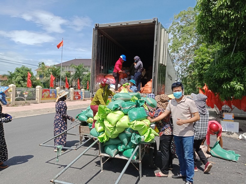 Báo GD&TĐ tiếp tục vận chuyển 50 tấn hàng hóa hỗ trợ người dân vùng dịch phía Nam