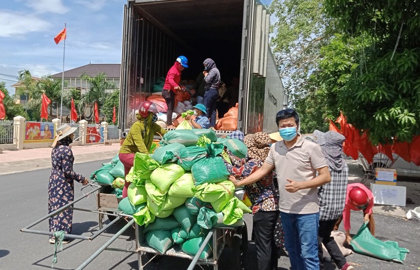 Báo GD&TĐ tiếp tục vận chuyển 50 tấn hàng hóa hỗ trợ người dân vùng dịch phía Nam
