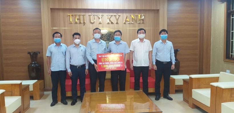 Đại diện Formosa Hà Tĩnh trao 1 tỷ đồng hỗ trợ thị xã Kỳ Anh phòng, chống dịch
