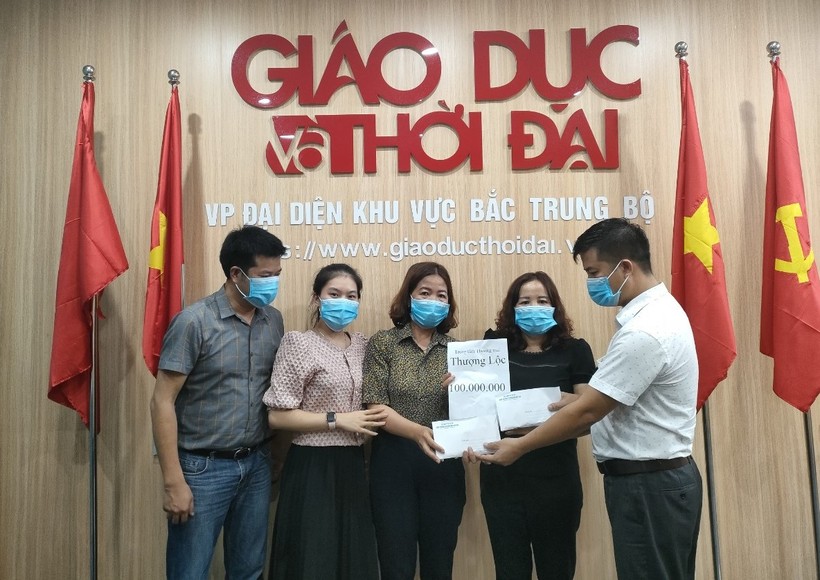 Ông Nguyễn Hữu Sỹ, Giám đốc, TT TMDV Thượng Lộc (huyện Can Lộc, Hà Tĩnh)hỗ trợ 100 triệu đồng cho 2 trường mầm non tại huyện Can Lộc