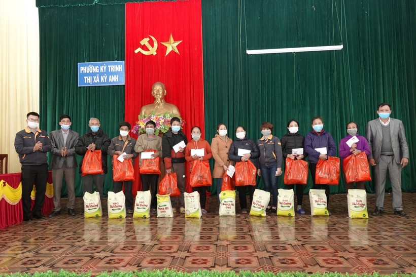 Formosa Hà Tĩnh trao quà cho Tết cho các hộ nghèo tại xã Kỳ Trình (thị xã Kỳ Anh)