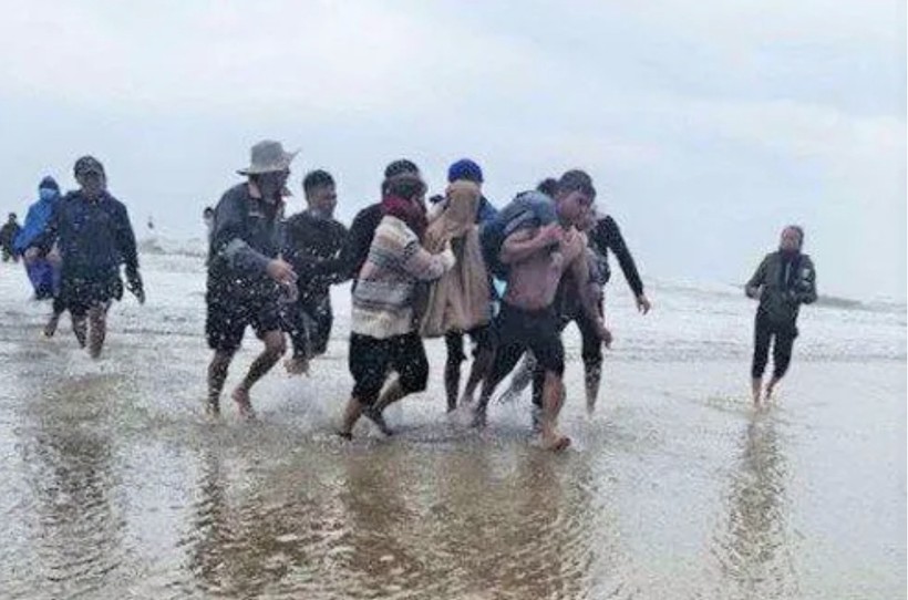 Hà Tĩnh: Đốt lửa trên biển sưởi ấm 14 ngư dân gặp nạn