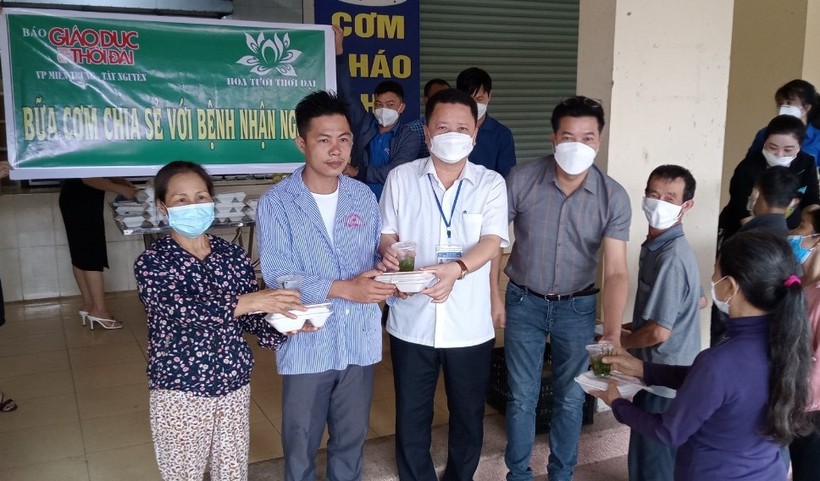 Báo GD&TĐ tặng 200 suất cơm miễn phí cho bệnh nhân nghèo tại Bệnh viện Đa khoa Hà Tĩnh và Bệnh viện Tâm thần Hà Tĩnh.