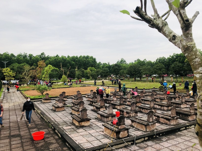 Hơn 500 cán bộ, giáo viên đã tham gia dọn dẹp vệ sinh nghĩa trang liệt sĩ huyện Thạch Hà.